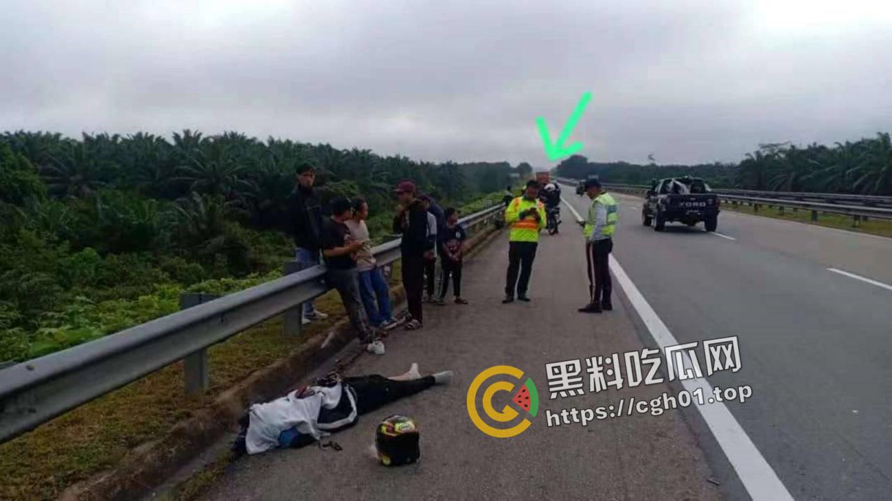 分头行动！男子骑摩托车玩手机被卡车冲撞 当场人头分离 现场血腥画面流出  第3张