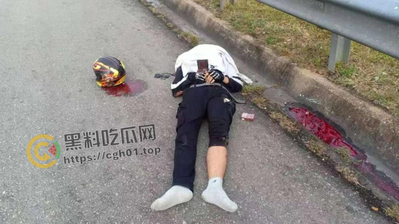 分头行动！男子骑摩托车玩手机被卡车冲撞 当场人头分离 现场血腥画面流出  第4张