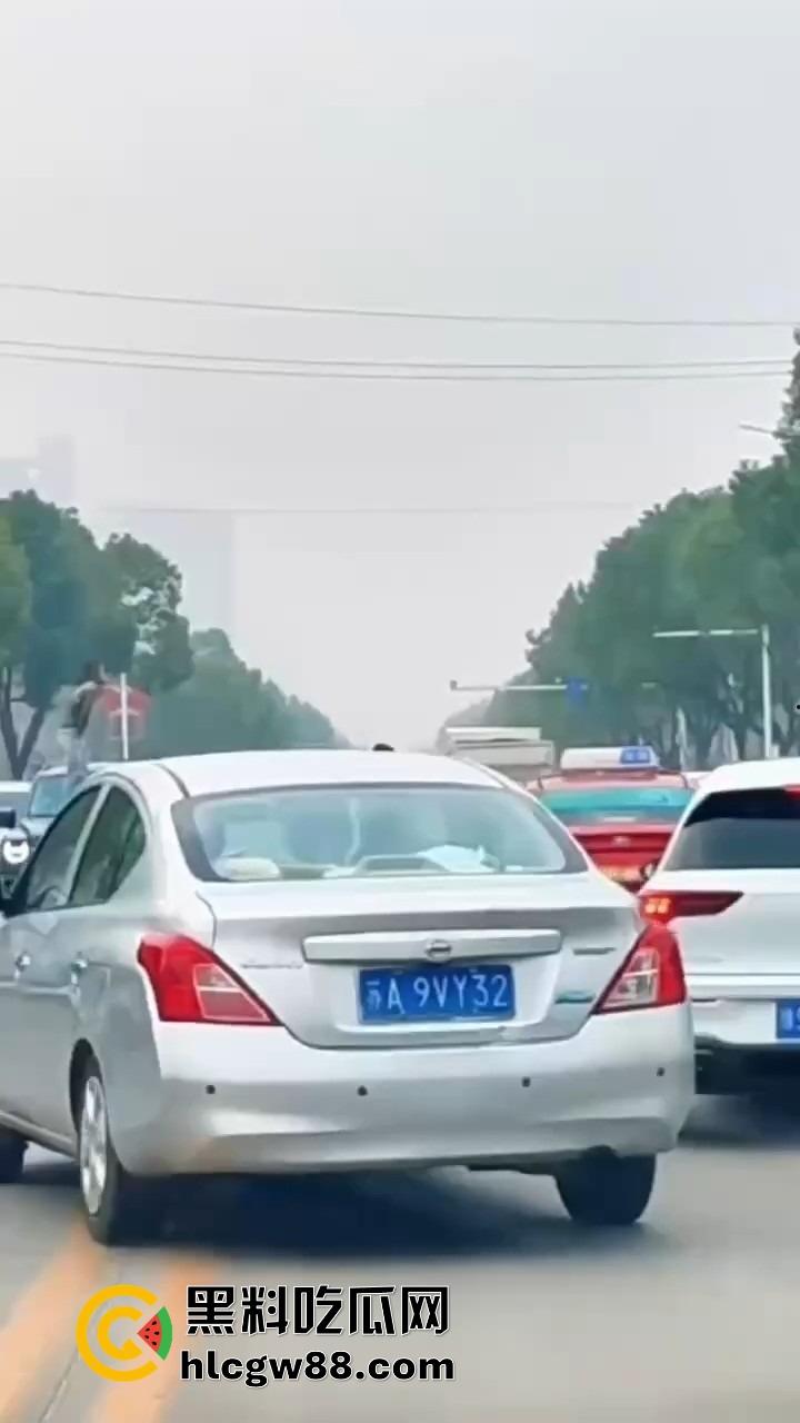 信阳固始惊现爬车怪，美女经理新买的车惨遭当街爬车，心疼到怀疑人生！  第1张