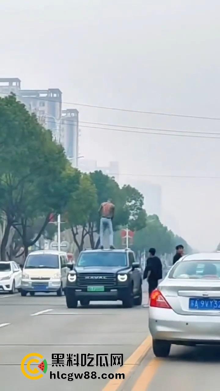 信阳固始惊现爬车怪，美女经理新买的车惨遭当街爬车，心疼到怀疑人生！  第2张