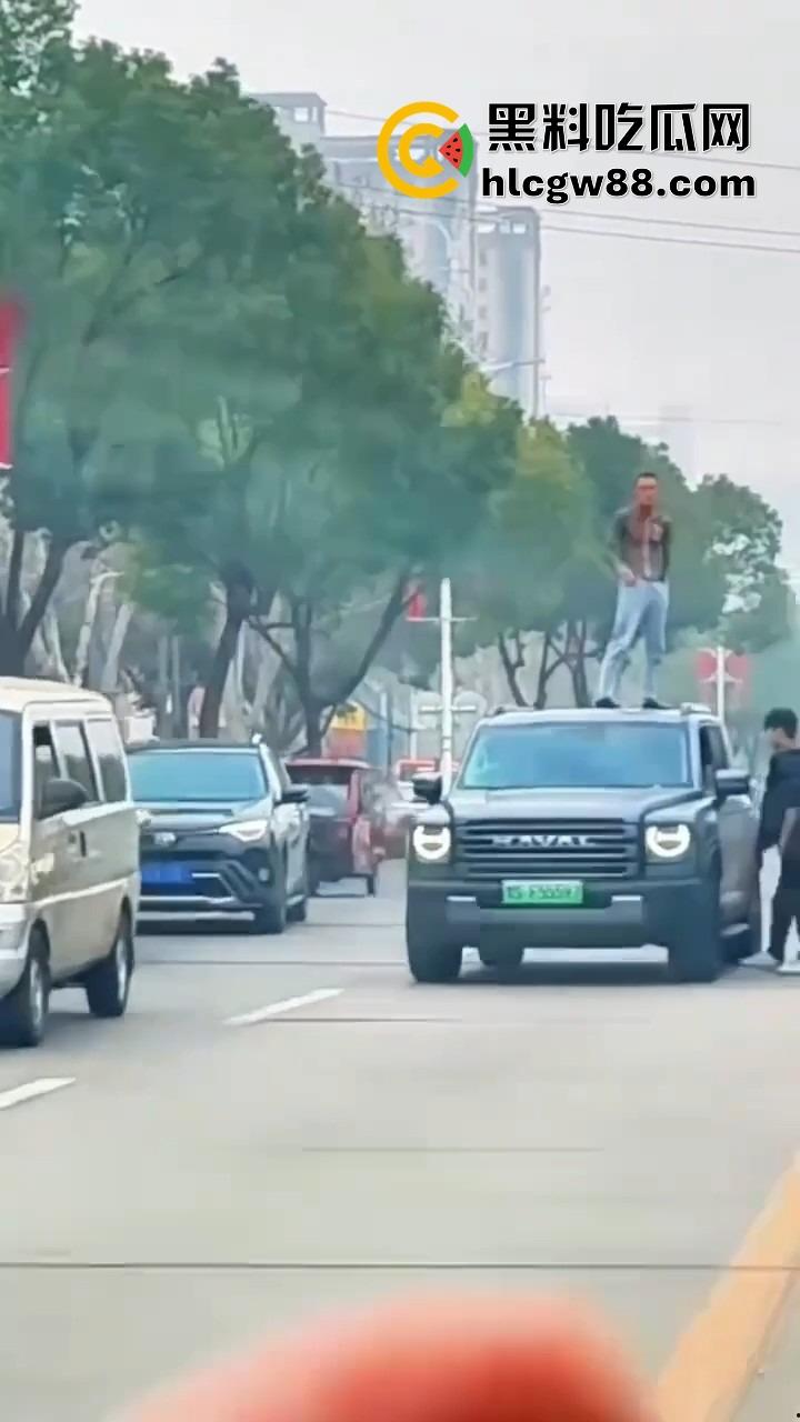 信阳固始惊现爬车怪，美女经理新买的车惨遭当街爬车，心疼到怀疑人生！  第3张