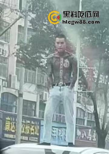 信阳固始惊现爬车怪，美女经理新买的车惨遭当街爬车，心疼到怀疑人生！  第4张