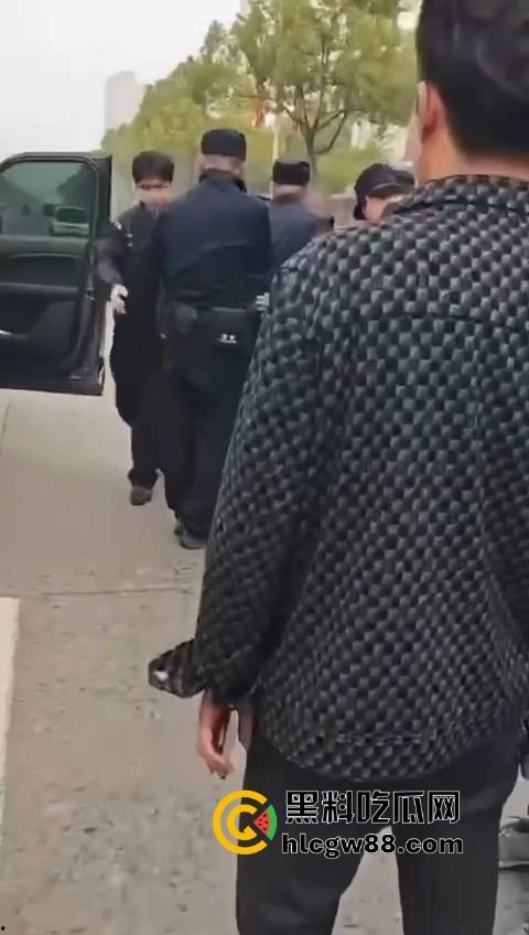 信阳固始惊现爬车怪，美女经理新买的车惨遭当街爬车，心疼到怀疑人生！  第6张