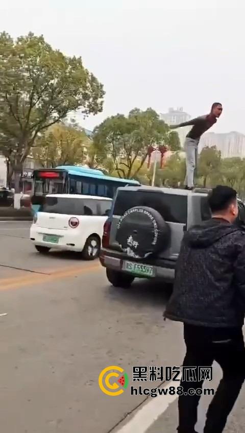 信阳固始惊现爬车怪，美女经理新买的车惨遭当街爬车，心疼到怀疑人生！  第7张
