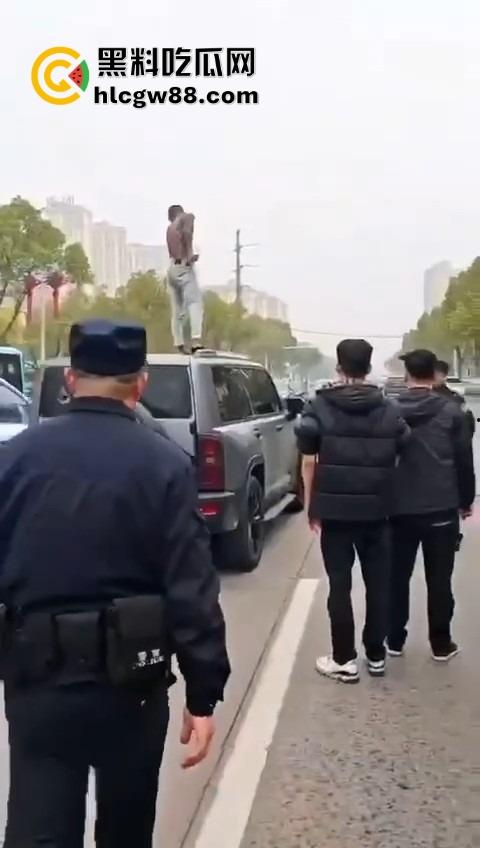 信阳固始惊现爬车怪，美女经理新买的车惨遭当街爬车，心疼到怀疑人生！  第9张