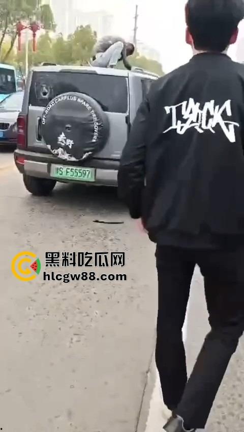 信阳固始惊现爬车怪，美女经理新买的车惨遭当街爬车，心疼到怀疑人生！  第10张
