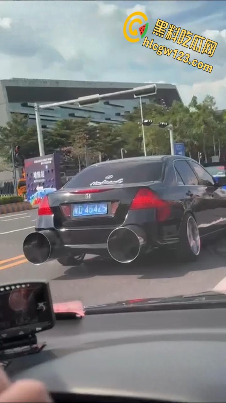 广东汕头一改装车上路被警察叔叔拖走，路人直呼这多大排量，排气管能塞进两个头！  第1张