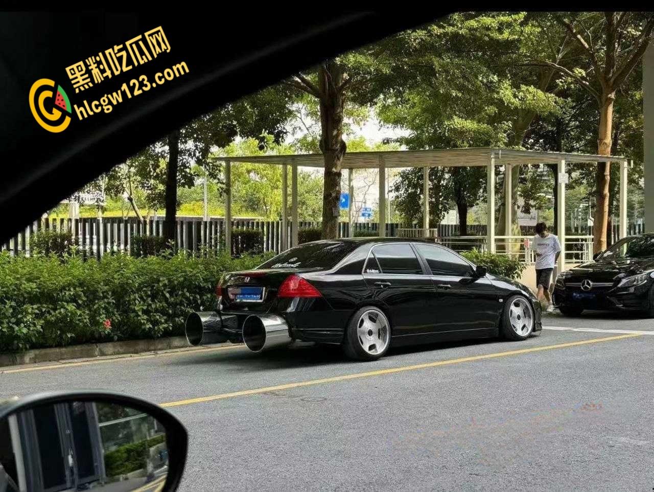 广东汕头一改装车上路被警察叔叔拖走，路人直呼这多大排量，排气管能塞进两个头！  第2张