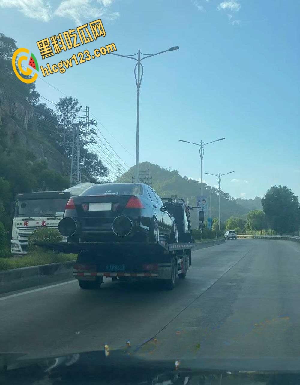 广东汕头一改装车上路被警察叔叔拖走，路人直呼这多大排量，排气管能塞进两个头！  第3张