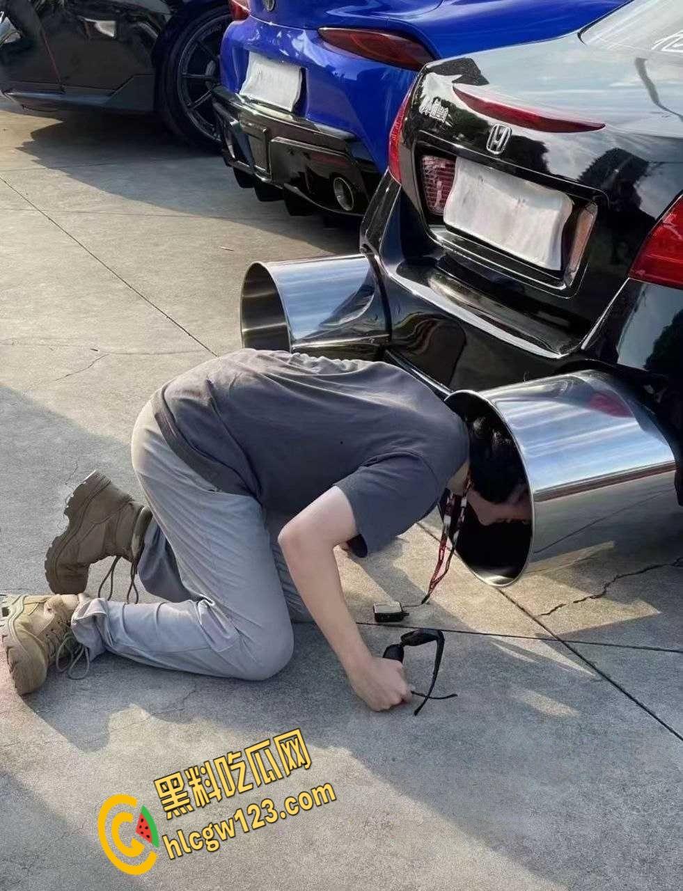 广东汕头一改装车上路被警察叔叔拖走，路人直呼这多大排量，排气管能塞进两个头！  第4张