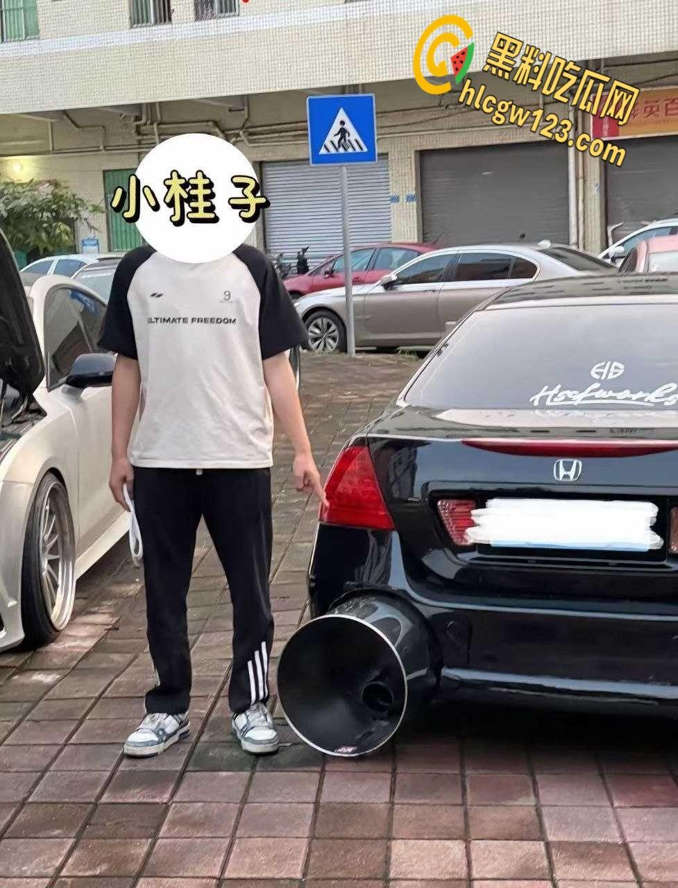 广东汕头一改装车上路被警察叔叔拖走，路人直呼这多大排量，排气管能塞进两个头！  第5张