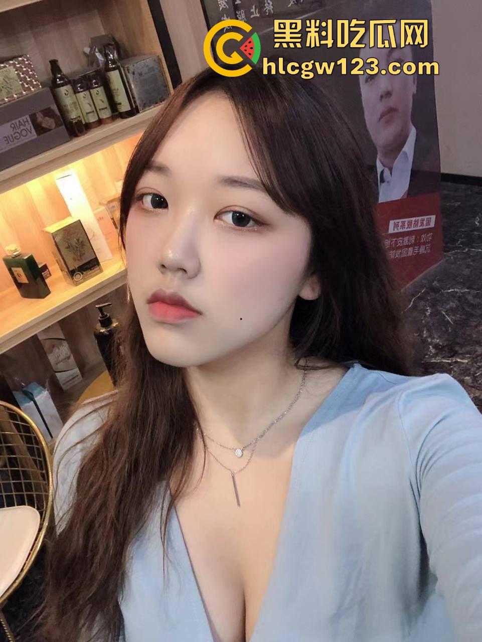 追了半年终于搞到大三巨乳学姐【林婉婉】含鸡成瘾舔精当饭吃，每晚跪床口交榨精，我真的被她舔到腿软！  第1张