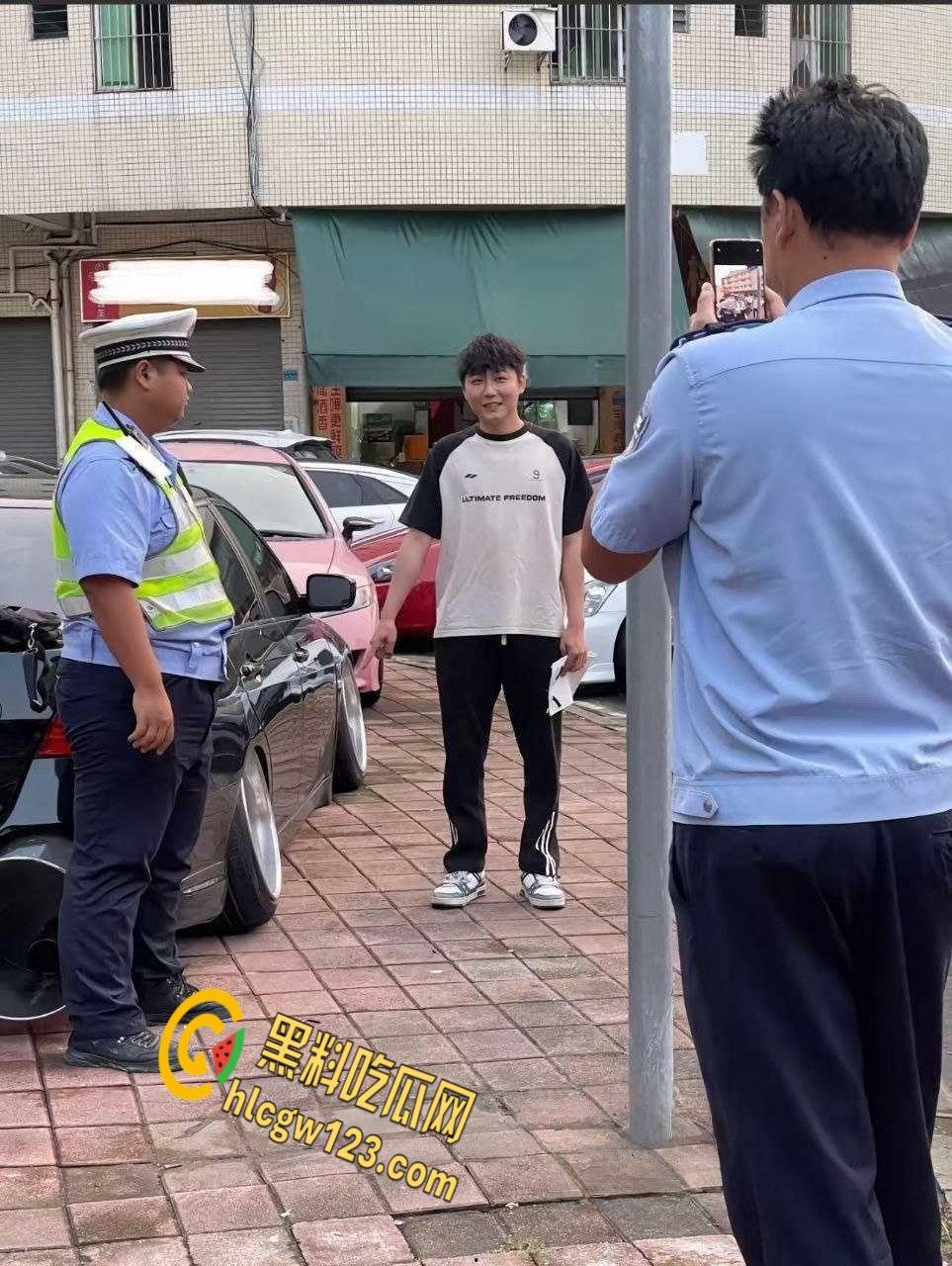 广东汕头一改装车上路被警察叔叔拖走，路人直呼这多大排量，排气管能塞进两个头！  第7张