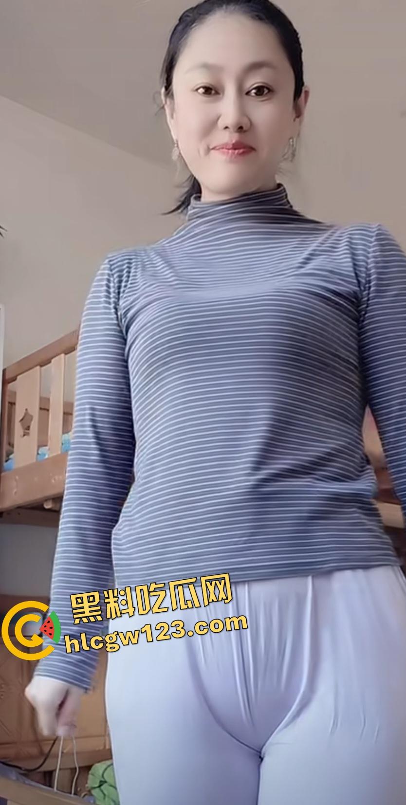 快手内蒙古【颖颖@333】黑丝肥臀熟女喷水！后入传教士狂操内射，内蒙古最骚奶茶！  第2张