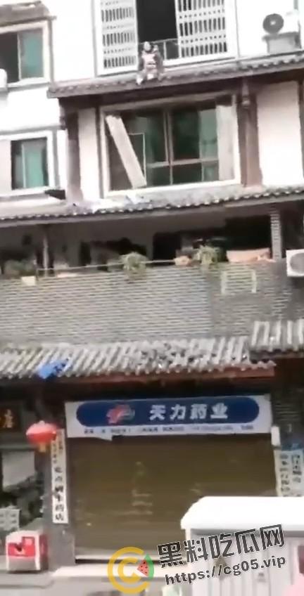 四川内江东兴老街里凤窝街 两口子吵架女方跳楼 现场监控画面流出 人直接不能动了  第1张