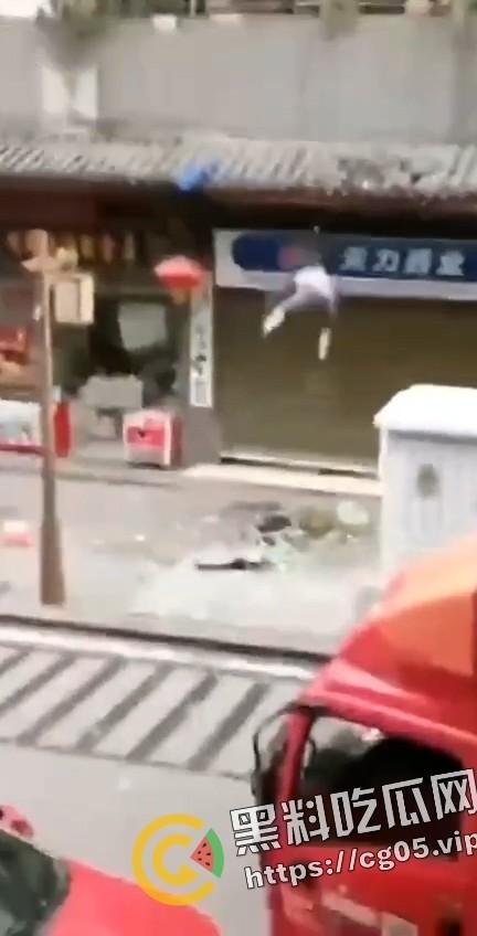 四川内江东兴老街里凤窝街 两口子吵架女方跳楼 现场监控画面流出 人直接不能动了  第2张
