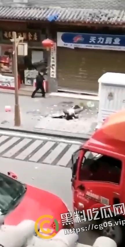 四川内江东兴老街里凤窝街 两口子吵架女方跳楼 现场监控画面流出 人直接不能动了  第3张