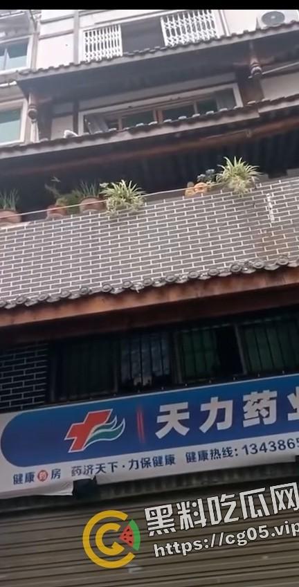 四川内江东兴老街里凤窝街 两口子吵架女方跳楼 现场监控画面流出 人直接不能动了  第4张
