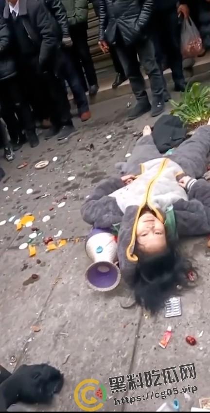 四川内江东兴老街里凤窝街 两口子吵架女方跳楼 现场监控画面流出 人直接不能动了  第6张