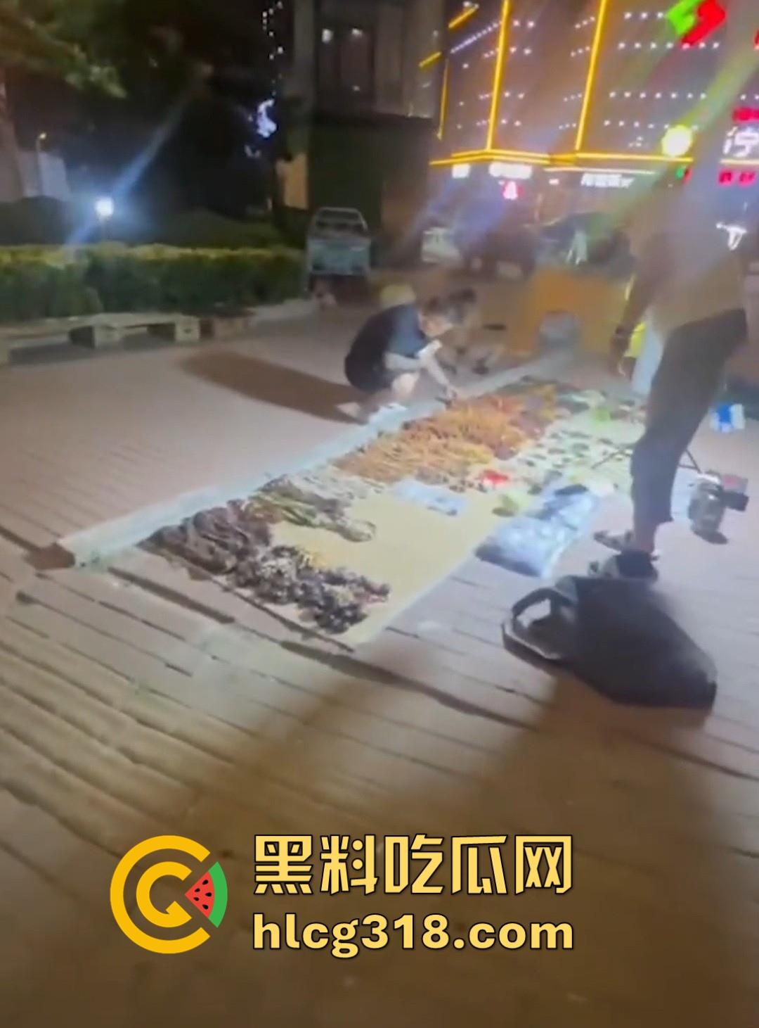 青岛黄岛深夜街头惊现裸男！夜市街区全裸打滚，貌似是喝酒导致的，这哥们儿醉态百出！  第1张