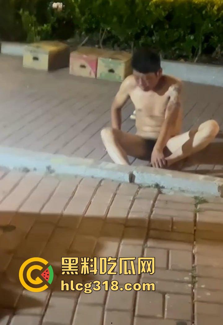 青岛黄岛深夜街头惊现裸男！夜市街区全裸打滚，貌似是喝酒导致的，这哥们儿醉态百出！  第7张