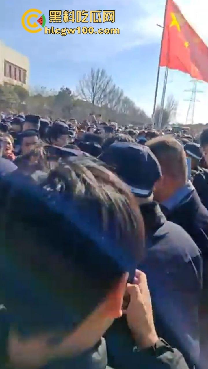 蒲城职高男生坠楼事件矛盾激化 现场禁传视频流出!上万家长围堵副校长愤怒挥拳 武警吓得把高压水枪都拿出来了 第2张 蒲城职高男生坠楼事件矛盾激化 现场禁传视频流出!上万家长围堵副校长愤怒挥拳 武警吓得把高压水枪都拿出来了 第2张