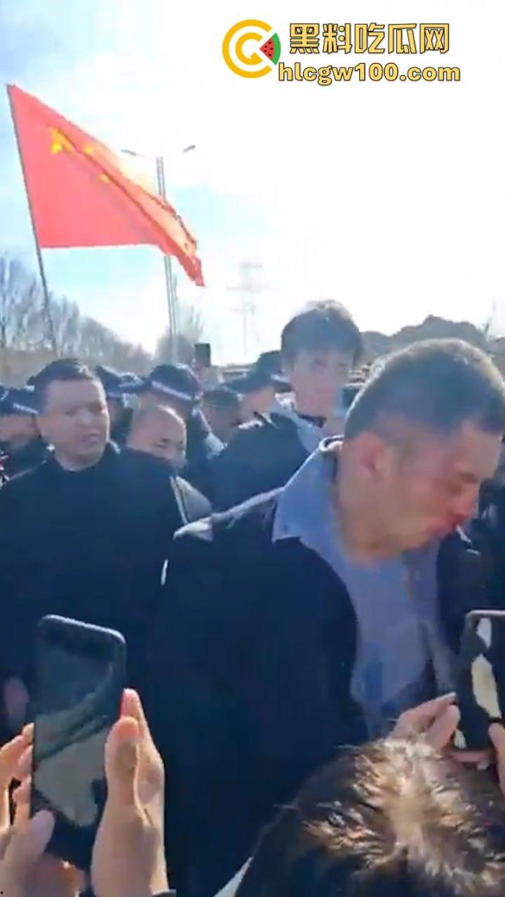 蒲城职高男生坠楼事件矛盾激化 现场禁传视频流出!上万家长围堵副校长愤怒挥拳 武警吓得把高压水枪都拿出来了 第3张 蒲城职高男生坠楼事件矛盾激化 现场禁传视频流出!上万家长围堵副校长愤怒挥拳 武警吓得把高压水枪都拿出来了 第3张