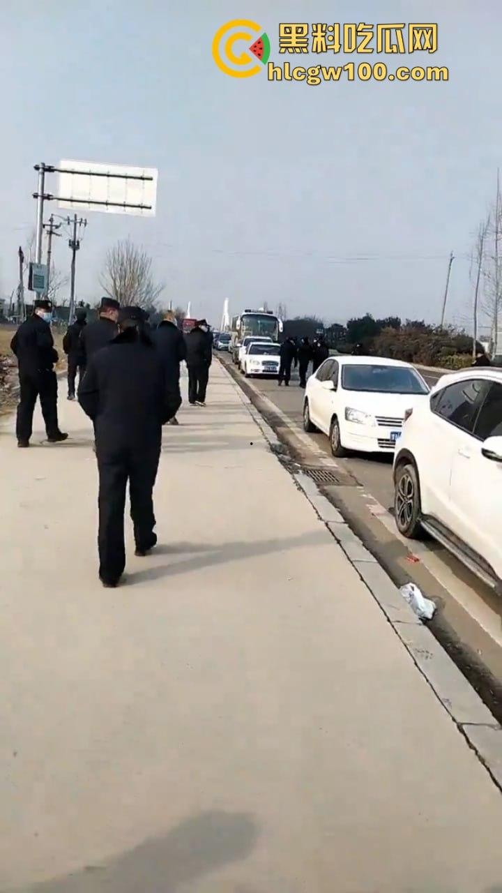 蒲城职高男生坠楼事件矛盾激化 现场禁传视频流出!上万家长围堵副校长愤怒挥拳 武警吓得把高压水枪都拿出来了 第4张 蒲城职高男生坠楼事件矛盾激化 现场禁传视频流出!上万家长围堵副校长愤怒挥拳 武警吓得把高压水枪都拿出来了 第4张