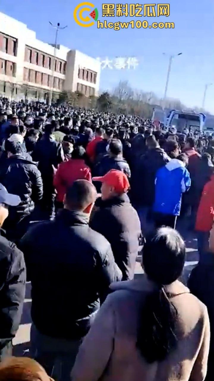 蒲城职高男生坠楼事件矛盾激化 现场禁传视频流出!上万家长围堵副校长愤怒挥拳 武警吓得把高压水枪都拿出来了 第5张 蒲城职高男生坠楼事件矛盾激化 现场禁传视频流出!上万家长围堵副校长愤怒挥拳 武警吓得把高压水枪都拿出来了 第5张