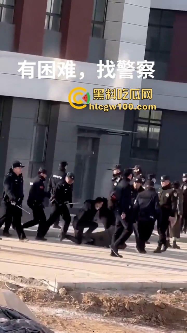 蒲城职高男生坠楼事件矛盾激化 现场禁传视频流出!上万家长围堵副校长愤怒挥拳 武警吓得把高压水枪都拿出来了 第6张 蒲城职高男生坠楼事件矛盾激化 现场禁传视频流出!上万家长围堵副校长愤怒挥拳 武警吓得把高压水枪都拿出来了 第6张