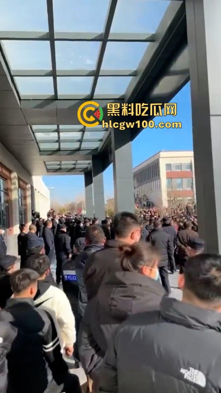 蒲城职高男生坠楼事件矛盾激化 现场禁传视频流出!上万家长围堵副校长愤怒挥拳 武警吓得把高压水枪都拿出来了 第7张 蒲城职高男生坠楼事件矛盾激化 现场禁传视频流出!上万家长围堵副校长愤怒挥拳 武警吓得把高压水枪都拿出来了 第7张