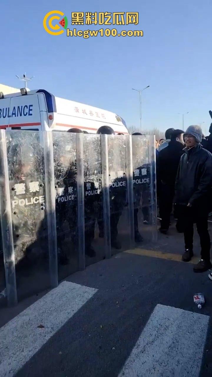 蒲城职高男生坠楼事件矛盾激化 现场禁传视频流出!上万家长围堵副校长愤怒挥拳 武警吓得把高压水枪都拿出来了 第8张 蒲城职高男生坠楼事件矛盾激化 现场禁传视频流出!上万家长围堵副校长愤怒挥拳 武警吓得把高压水枪都拿出来了 第8张