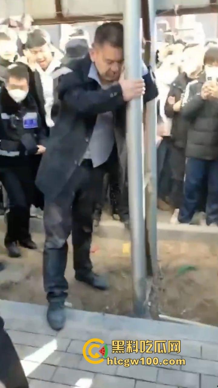 蒲城职高男生坠楼事件矛盾激化 现场禁传视频流出!上万家长围堵副校长愤怒挥拳 武警吓得把高压水枪都拿出来了 第10张 蒲城职高男生坠楼事件矛盾激化 现场禁传视频流出!上万家长围堵副校长愤怒挥拳 武警吓得把高压水枪都拿出来了 第10张