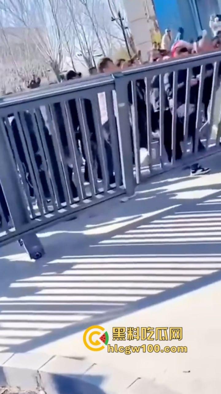 蒲城职高男生坠楼事件矛盾激化 现场禁传视频流出!上万家长围堵副校长愤怒挥拳 武警吓得把高压水枪都拿出来了 第11张 蒲城职高男生坠楼事件矛盾激化 现场禁传视频流出!上万家长围堵副校长愤怒挥拳 武警吓得把高压水枪都拿出来了 第11张