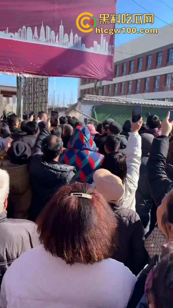 蒲城职高男生坠楼事件矛盾激化 现场禁传视频流出!上万家长围堵副校长愤怒挥拳 武警吓得把高压水枪都拿出来了 第12张 蒲城职高男生坠楼事件矛盾激化 现场禁传视频流出!上万家长围堵副校长愤怒挥拳 武警吓得把高压水枪都拿出来了 第12张