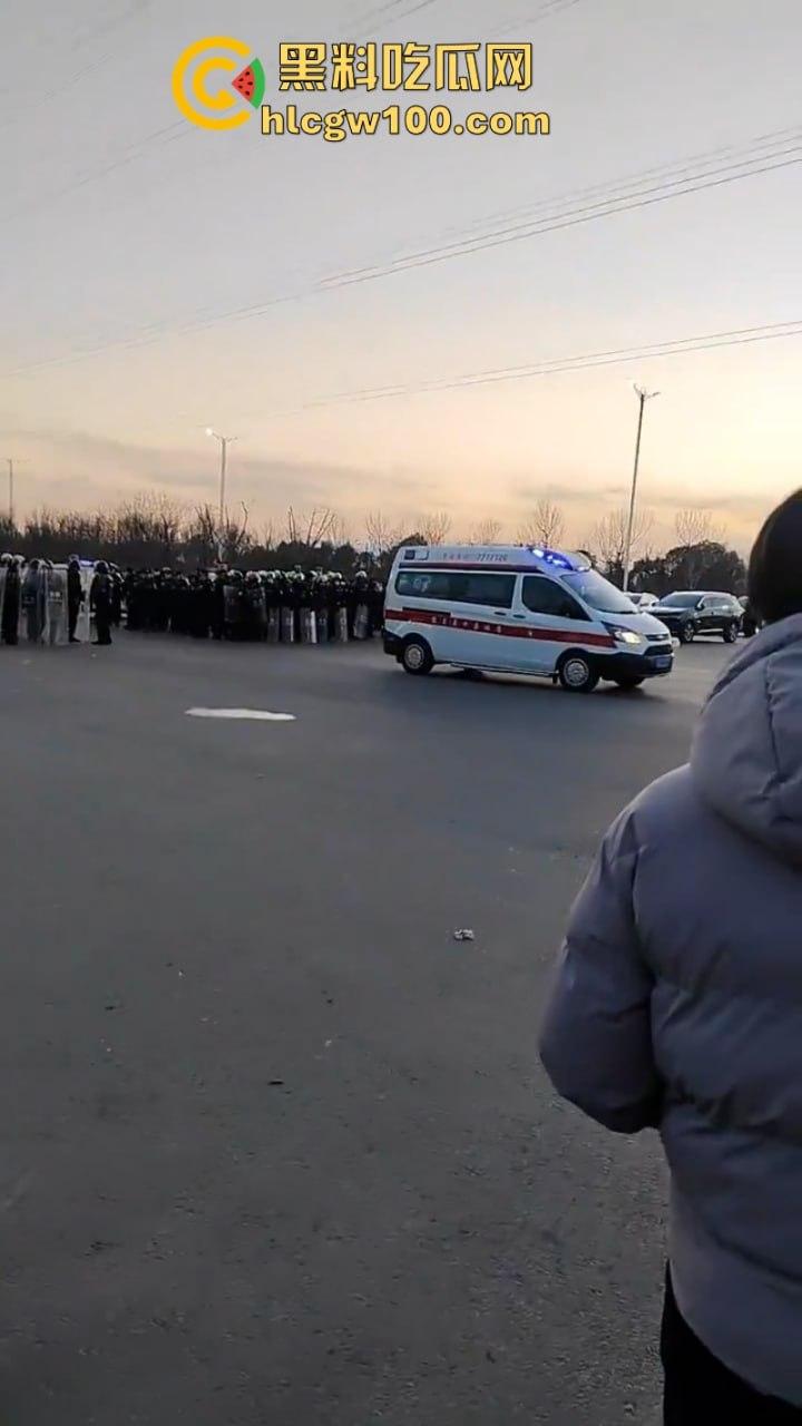 蒲城职高男生坠楼事件矛盾激化 现场禁传视频流出!上万家长围堵副校长愤怒挥拳 武警吓得把高压水枪都拿出来了 第13张 蒲城职高男生坠楼事件矛盾激化 现场禁传视频流出!上万家长围堵副校长愤怒挥拳 武警吓得把高压水枪都拿出来了 第13张