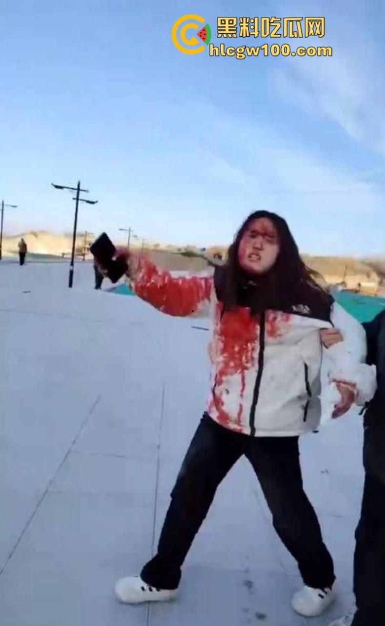 蒲城职高男生坠楼事件矛盾激化 现场禁传视频流出!上万家长围堵副校长愤怒挥拳 武警吓得把高压水枪都拿出来了 第14张 蒲城职高男生坠楼事件矛盾激化 现场禁传视频流出!上万家长围堵副校长愤怒挥拳 武警吓得把高压水枪都拿出来了 第14张