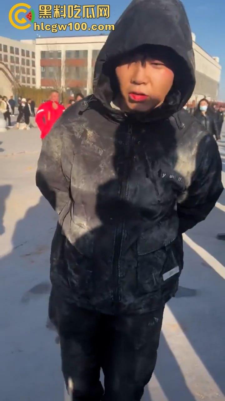 蒲城职高男生坠楼事件矛盾激化 现场禁传视频流出!上万家长围堵副校长愤怒挥拳 武警吓得把高压水枪都拿出来了 第16张 蒲城职高男生坠楼事件矛盾激化 现场禁传视频流出!上万家长围堵副校长愤怒挥拳 武警吓得把高压水枪都拿出来了 第16张