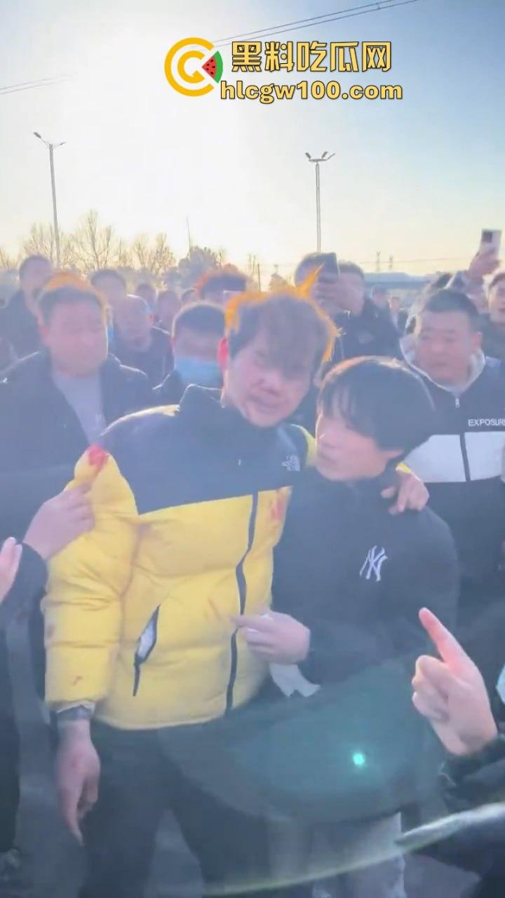 蒲城职高男生坠楼事件矛盾激化 现场禁传视频流出!上万家长围堵副校长愤怒挥拳 武警吓得把高压水枪都拿出来了 第17张 蒲城职高男生坠楼事件矛盾激化 现场禁传视频流出!上万家长围堵副校长愤怒挥拳 武警吓得把高压水枪都拿出来了 第17张