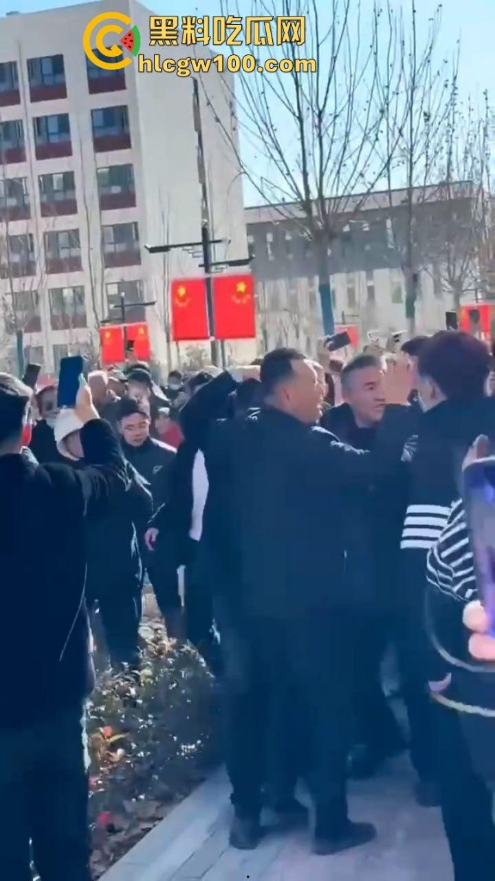 蒲城职高男生坠楼事件矛盾激化 现场禁传视频流出!上万家长围堵副校长愤怒挥拳 武警吓得把高压水枪都拿出来了 第18张 蒲城职高男生坠楼事件矛盾激化 现场禁传视频流出!上万家长围堵副校长愤怒挥拳 武警吓得把高压水枪都拿出来了 第18张