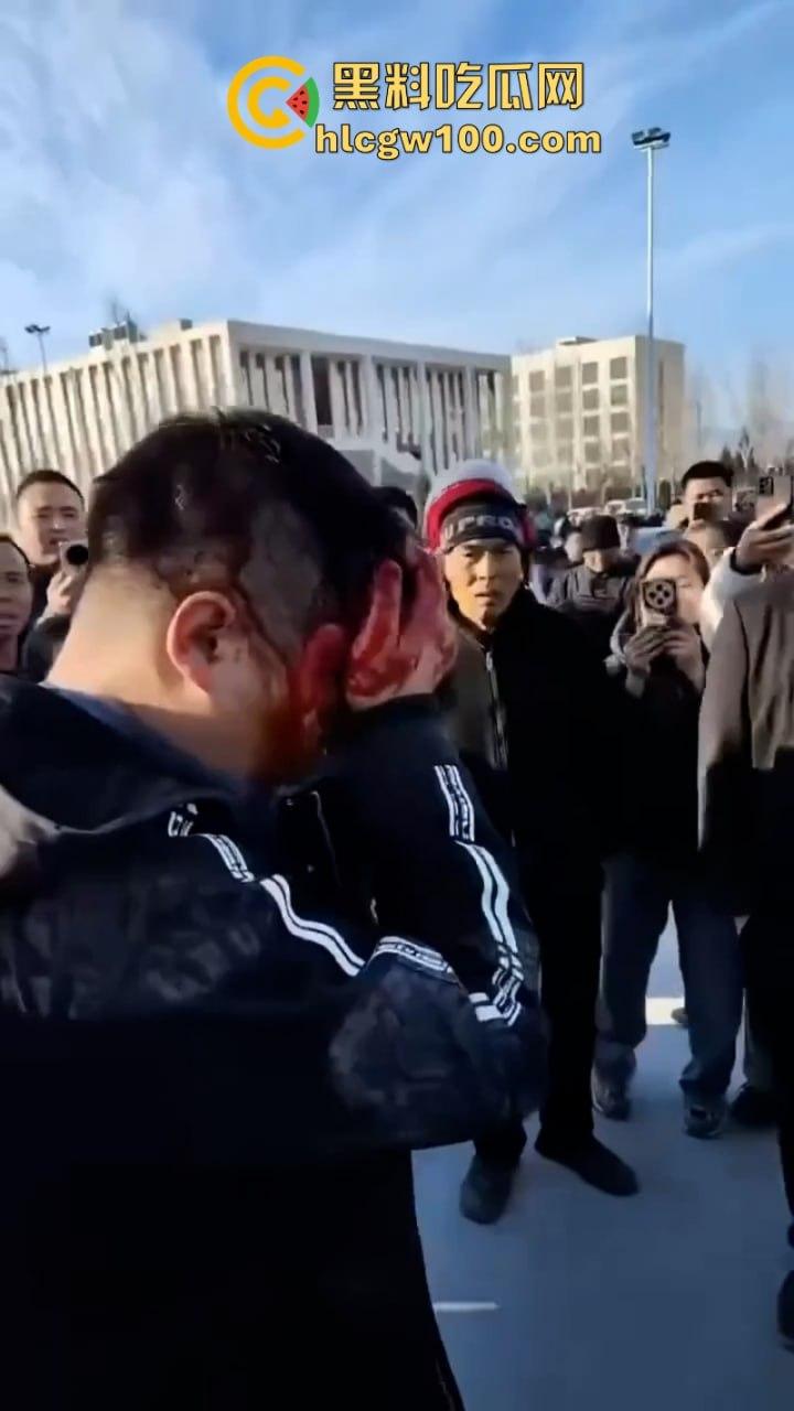 蒲城职高男生坠楼事件矛盾激化 现场禁传视频流出!上万家长围堵副校长愤怒挥拳 武警吓得把高压水枪都拿出来了 第21张 蒲城职高男生坠楼事件矛盾激化 现场禁传视频流出!上万家长围堵副校长愤怒挥拳 武警吓得把高压水枪都拿出来了 第21张