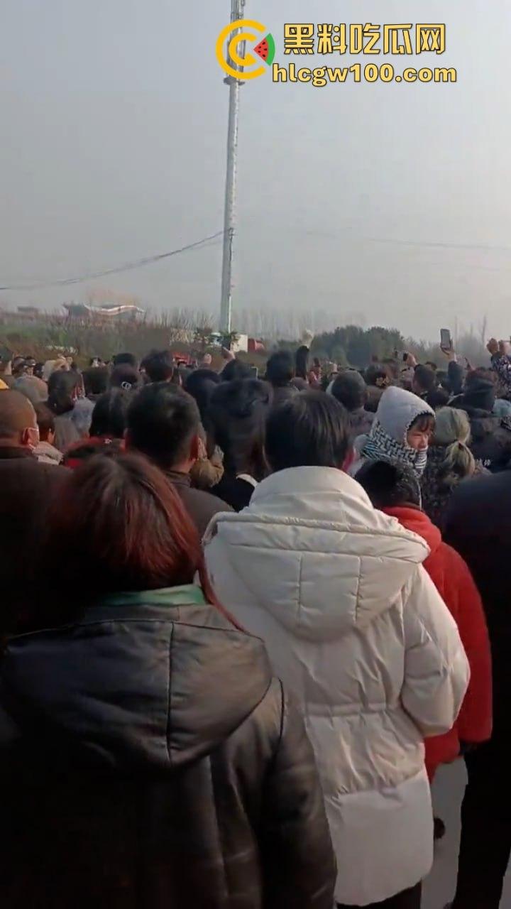 蒲城职高男生坠楼事件矛盾激化 现场禁传视频流出!上万家长围堵副校长愤怒挥拳 武警吓得把高压水枪都拿出来了 第22张 蒲城职高男生坠楼事件矛盾激化 现场禁传视频流出!上万家长围堵副校长愤怒挥拳 武警吓得把高压水枪都拿出来了 第22张