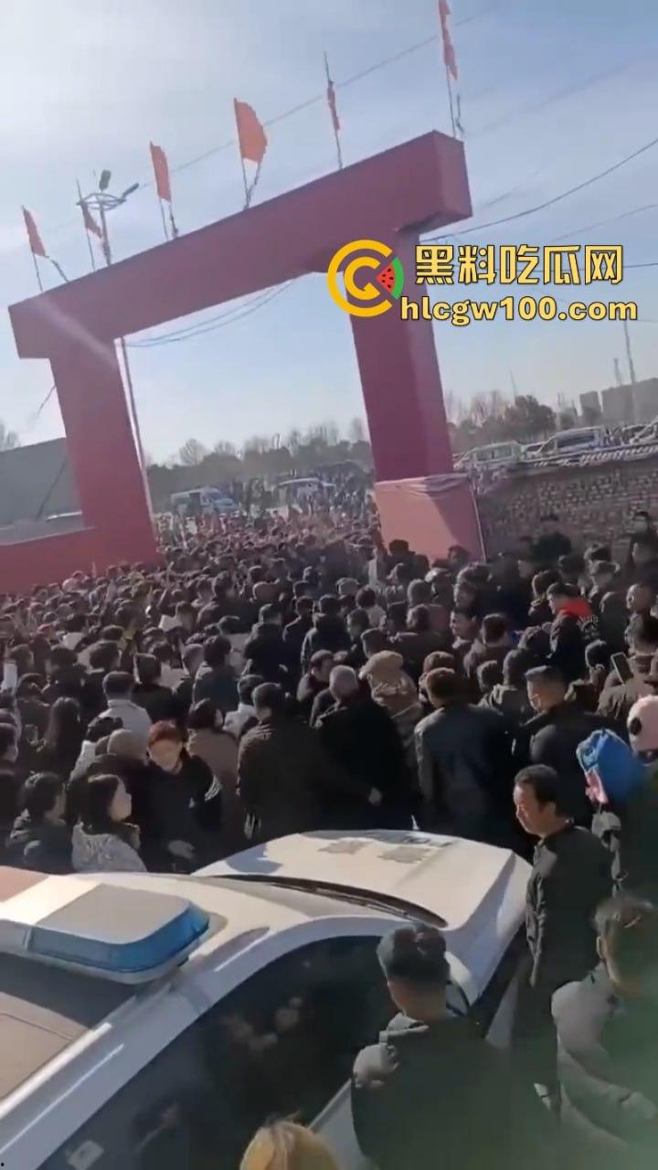 蒲城职高男生坠楼事件矛盾激化 现场禁传视频流出!上万家长围堵副校长愤怒挥拳 武警吓得把高压水枪都拿出来了 第23张 蒲城职高男生坠楼事件矛盾激化 现场禁传视频流出!上万家长围堵副校长愤怒挥拳 武警吓得把高压水枪都拿出来了 第23张