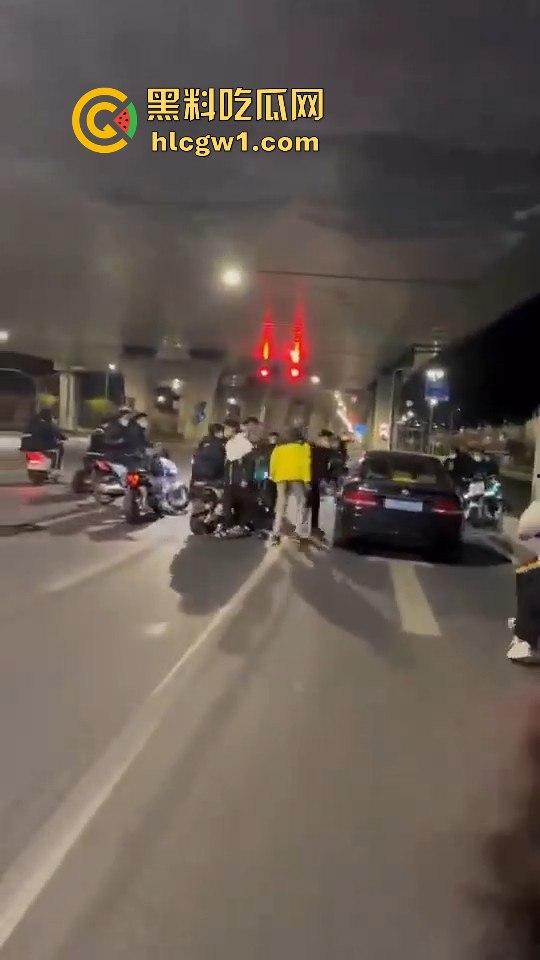 精神小伙炸街惹事！嫌话不好听，踢车砸车还录视频尾随炫耀，真特么无法无天！  第1张