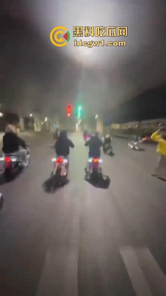 精神小伙炸街惹事！嫌话不好听，踢车砸车还录视频尾随炫耀，真特么无法无天！  第2张