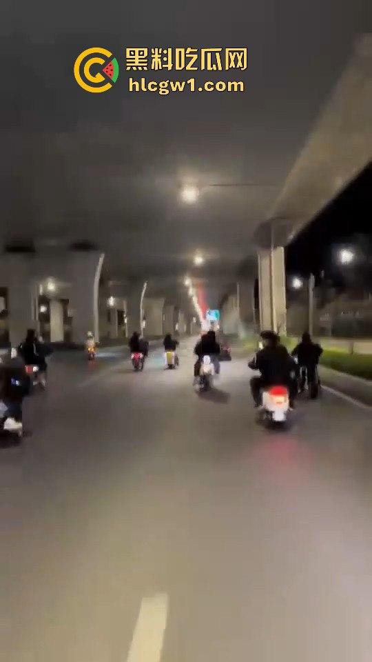 精神小伙炸街惹事！嫌话不好听，踢车砸车还录视频尾随炫耀，真特么无法无天！  第3张