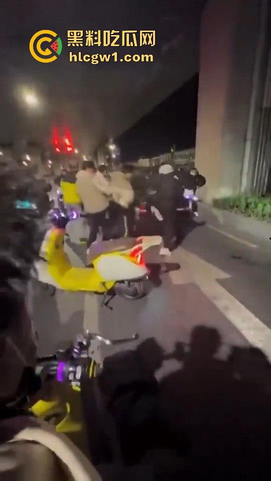 精神小伙炸街惹事！嫌话不好听，踢车砸车还录视频尾随炫耀，真特么无法无天！  第4张