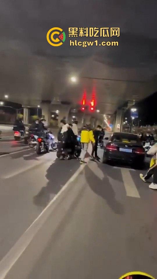 精神小伙炸街惹事！嫌话不好听，踢车砸车还录视频尾随炫耀，真特么无法无天！  第5张