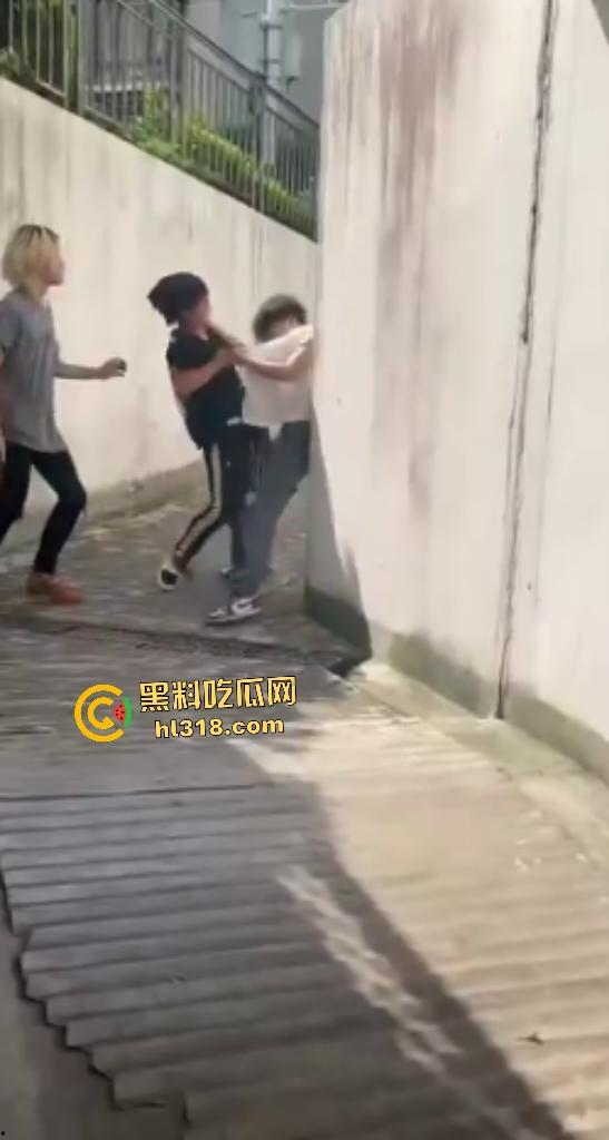 上海杨浦地下车库惊爆恶霸群殴未成年人，恶霸女友还竖大拇指点赞叫嚣  第2张