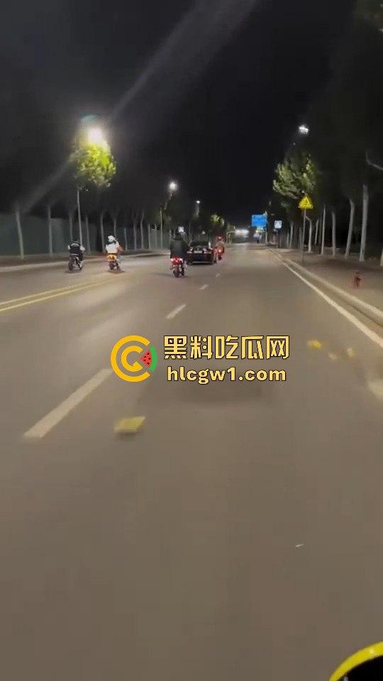 精神小伙炸街惹事！嫌话不好听，踢车砸车还录视频尾随炫耀，真特么无法无天！  第8张